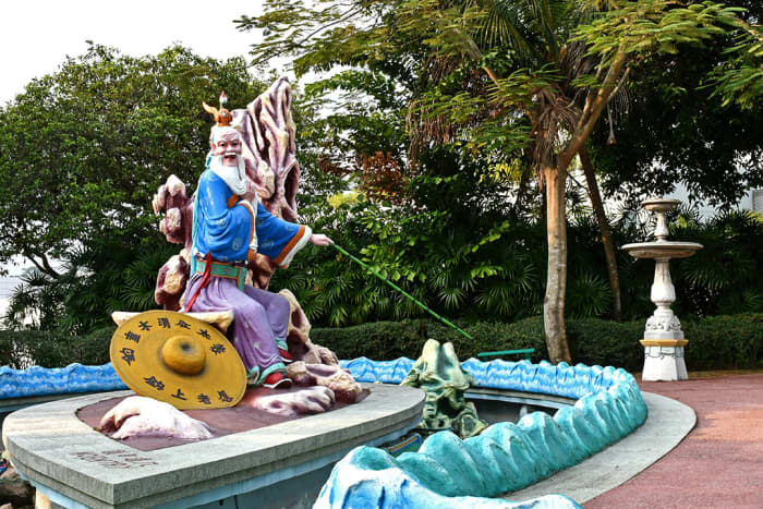 Jiang Ziya at Haw Par Villa. The characters on the sage’s hat mean, the willing jump at the bait. This is one of several Chinese metaphors and idioms associated with Jiang.
