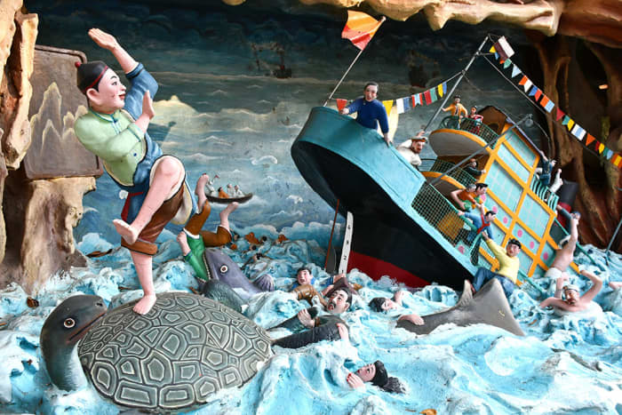 Wang Qing and his savior tortoise look rather gleeful in the display. Which somewhat compromises the message of his story.