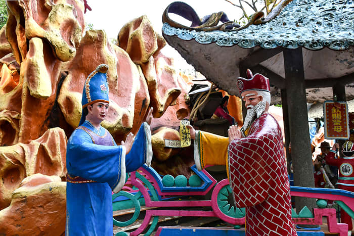 The dioramas depicting the tale of Madam White Snake are near the main entrance. In this one, Fa Hai tries to convince Madam White Snake’s husband to use a demon suppressing talisman on her.