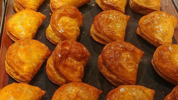 While on the way to the Nishitetsu Railways station, I had a Ringo Apple Pie at Tenjin Underground Mall. Some travel articles claim this to be one of the best apple pies in Japan. I can only say, it didn’t disappoint!
