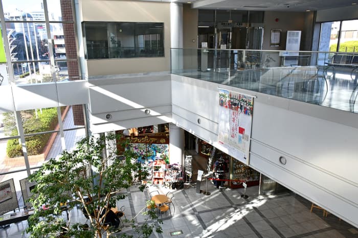 The overhead walkway from Hamamatsu Station leads directly to the second floor of Hamamatsu’s most famous museum.