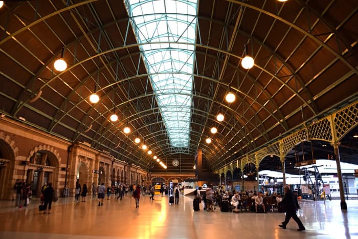 Hlavní nádraží v Sydney je hlavním uzlem pro dojíždějící vlakem, autobus a lehká železnice.
