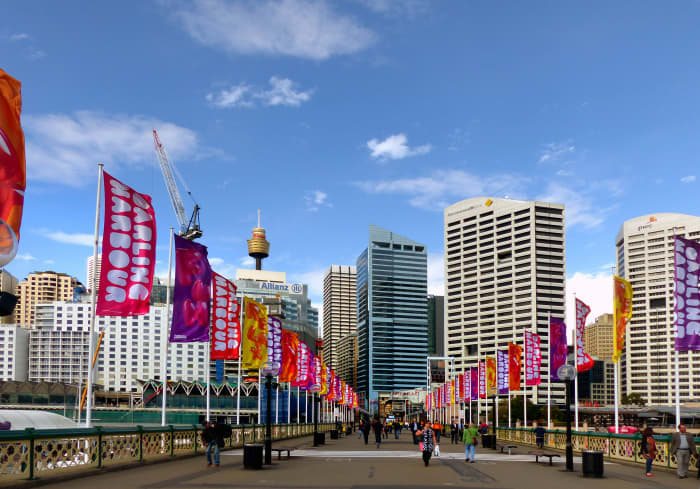att gå runt Sydney är ett gratis och enkelt transportsätt. På den här bilden, Darling Harbour, med utsikt över CBD.