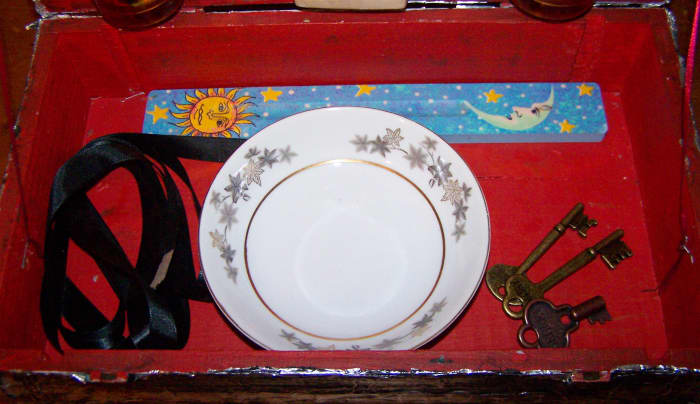 A 'down shot' into the shrine. I'm looking for a new stick incense burner, that sky blue isn't doing it for me.