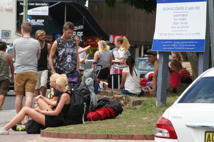 Every day, buses collect bunches of young tourists from Byron Bay and drop off more new arrivals. Here's what backpackers wear ...