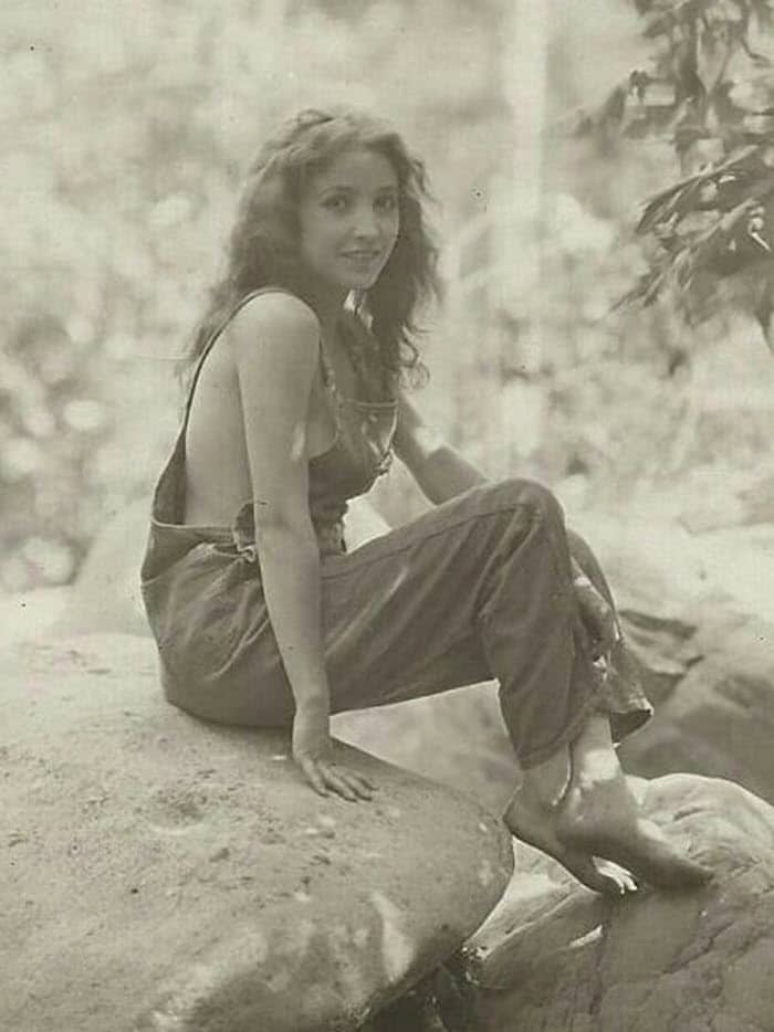 Bessie Love. This picture was taken in the Twenties but it is remarkably modern. It could just as well have been photographed in the 60's or 70's.