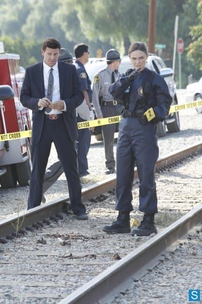 Brennan and Booth investigate the crime scene in the fifth season episode "The Plain In The Prodigy".