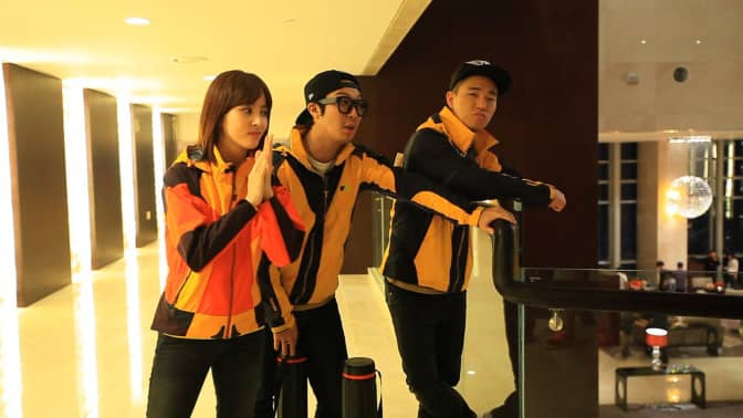 Han Hye Jin teamed-up with the two kids in the Asian Race to win the golden sword. The two kids gave her the prize.