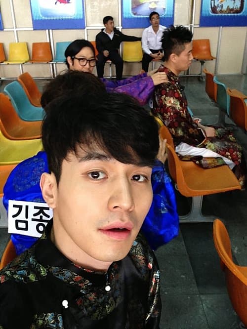 Lee Dong Wook takes a selfie during their filming break. Notice the two kids at the back, as sweet as ever.
