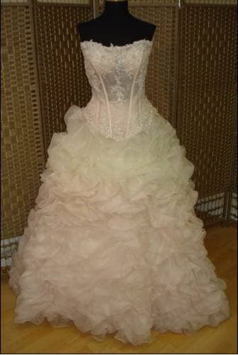 an example of Katniss' feathery wedding dress