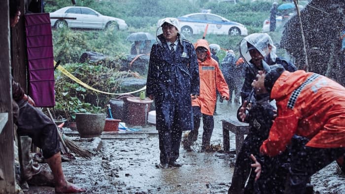 #thewailing #koreanhorror Jong-goo leads his team of officers with investigations into a brutal murder in his village.'The Wailing' explanation and review.
