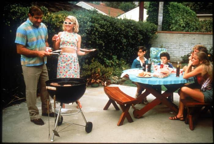 The Arnold Family and Paul Pfeiffer (Dan Lauria, Alley Mills, Josh Saviano, Fred Savage, Jason Hervey, and Olivia d'abo)