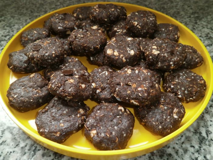 Homemade chocolate no-bake mini-bars (nut-free and vegan), packed with extra protein and calcium.