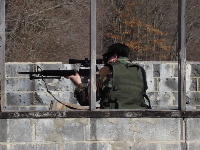 A hunting scope on top of this M16 does not look too bad and allows this person to identify his targets at long ranges, resulting in tremendous Airsoft advantage,