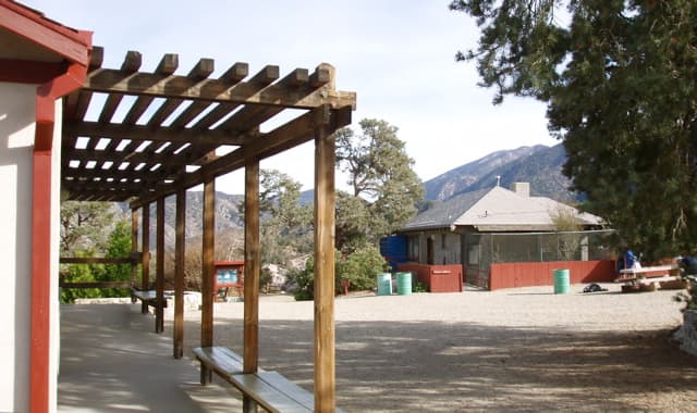 The Nature Center is on the left of the entrance, the bird sanctuary on the right.