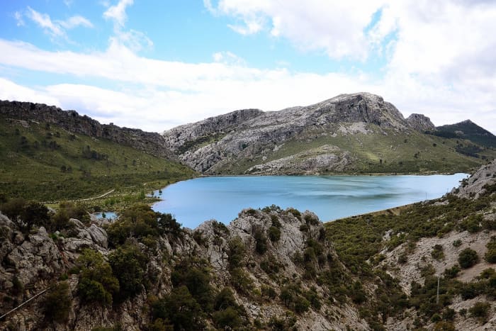 The road eases around the Embalse de Cuber towards the top of Puig Major when climbing from Lluc and is visible after the tunnel when climbing from Soller