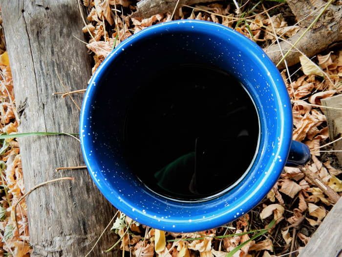 Cowboy kaffe i en enamelware mugg. 