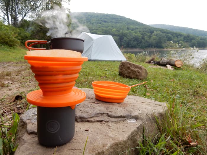 Preparare il caffè mentre zaino in spalla nella foresta nazionale di Allegheny. 