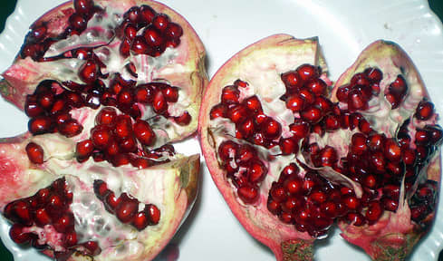 You can enjoy the health benefits of pomegranate fruits either from eating fresh pomegranate fruits, drinking fresh pomegranate juice or taking the pomegrante capsule