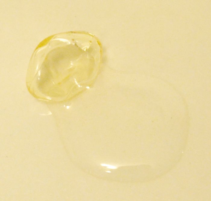 Vitamin E is a thick gel-like substance and can be either clear or have a light or dark yellow tint.