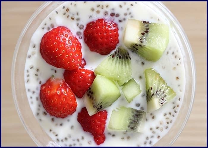 Chia seeds, yogurt and fruit - a delicious, filling and low-calorie snack