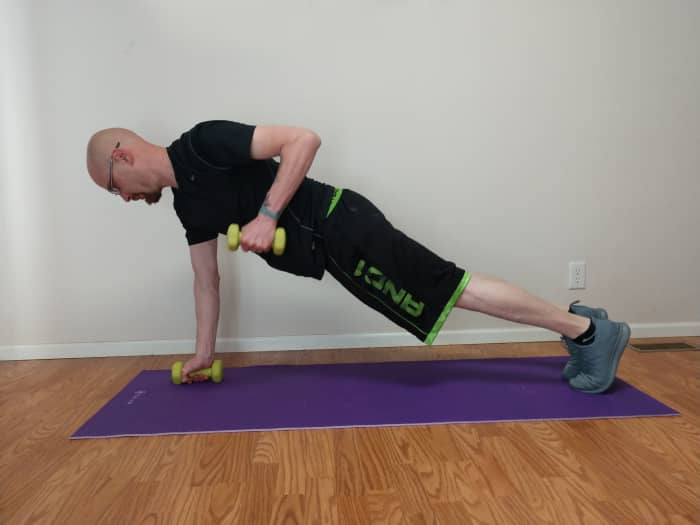 Shift your weight to the left side and pull the dumbbell in your hand up towards the ceiling in a controlled manner. Keep your hips locked in place, pulling abs tight.