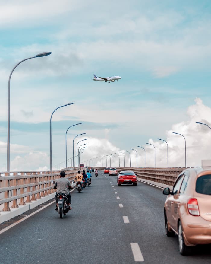 Sinamalé bridge connects Malé with the planned city of Hulhumalé, which alleviates some of the high traffic during weekends