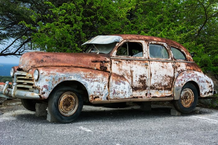 Old rusted car, the likes of which Ed Wilson likes to incorporate into his art.
