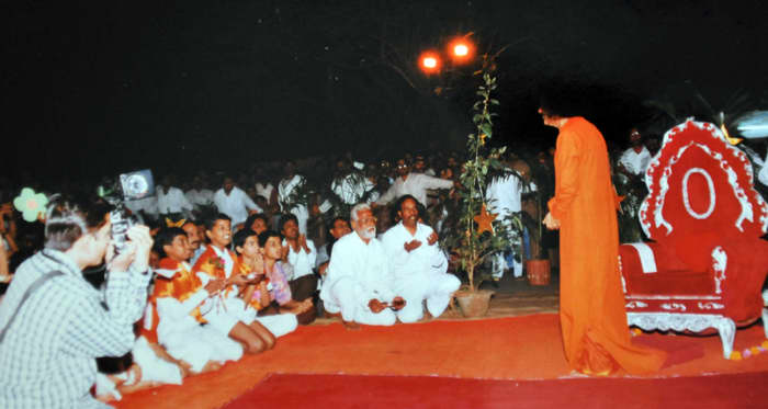 The slum children and the members of the samithi alike were stunned by this turn of events as they enjoyed a lovely darshan at night.