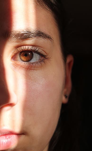 Our love-obsessed thoughts are often expressed through the silence of our stares, captivated by secret love.