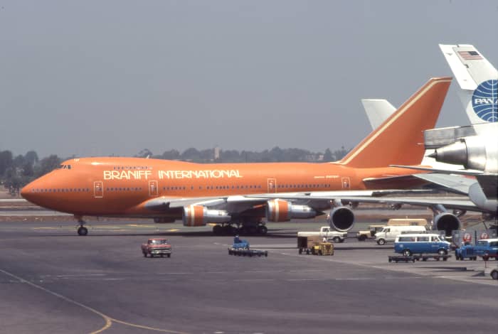 Boeing 747 at Los Angeles International Airport via Wikimedia Commons