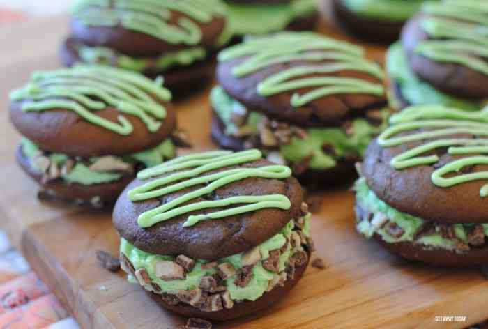 Disneyland mint chocolate whoopie pies