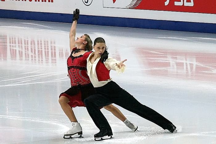 Here is an example of a lunge performed by a pair of skaters. The difficulty of lunges can be increased by adding turns or by carrying a partner while in the lunge position.