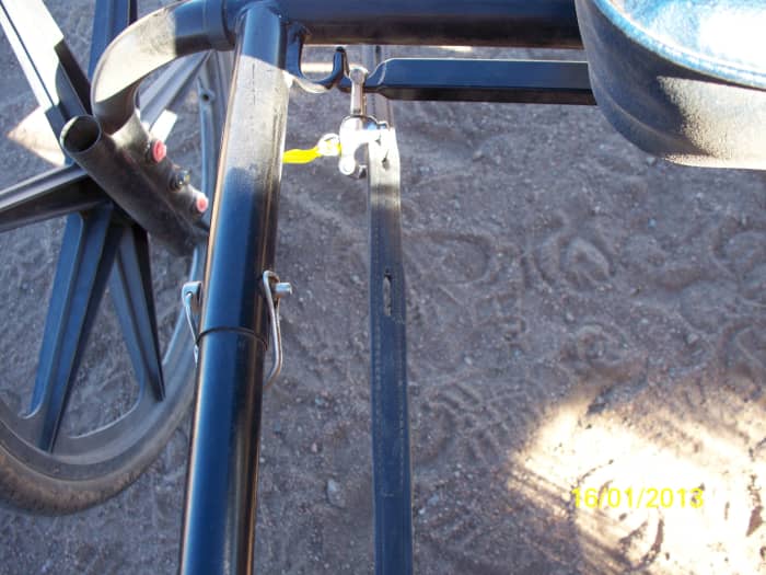 The bar of the singletree with the "T" end. These traces have a quick release shackle snapped around the "T." Also visible, in the corner of the frame is the hook for a collar configuration.