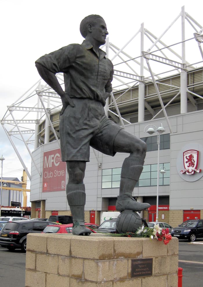 Top 11 English Football Players' Statues - HowTheyPlay