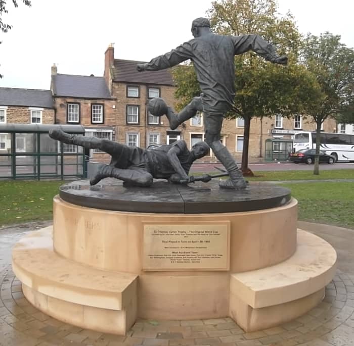 Top 11 English Football Players' Statues - HowTheyPlay