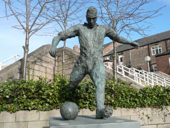 Top 11 English Football Players' Statues - HowTheyPlay