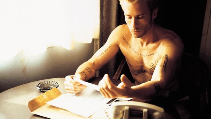 Pearce gives arguably the best performance of his career as the amnesiac avenger Leonard. The film's disjointed narrative help illustrate Leonard's memory issues brilliantly.