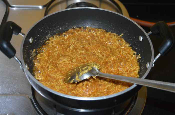 how-to-make-sev-chikki-sweet-and-crunchy-noodle-bars