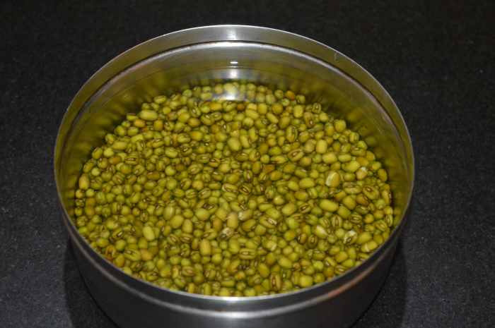 Step one: Soak dried mung beans in water for 2 hours