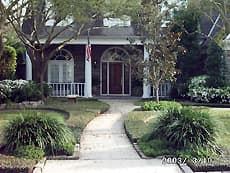 The curved walkways leading to the front door keep out evil spirits, who are believed to only travel in straight lines. There are no large bushes in front of the entrance because that would prevent energy from flowing into the home.