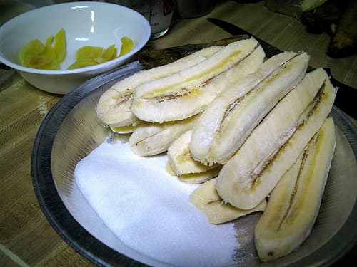 Ingredients for Turon: banana 'saba', sugar, and ripe jackfruit (Photo courtesy by joeyplanting from Flickr)