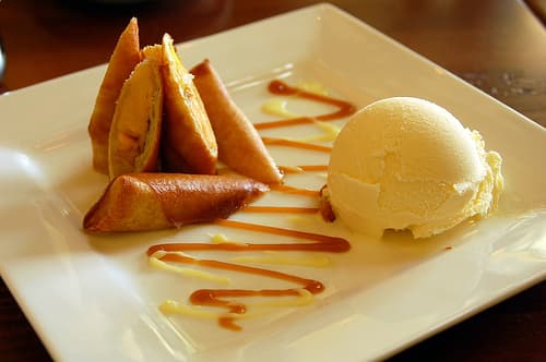 Banana and ripe jackfruit wrapped in lumpia wrappers--deep-fried until crispy (Photo courtesy by Clipper Monsoon from Flickr)