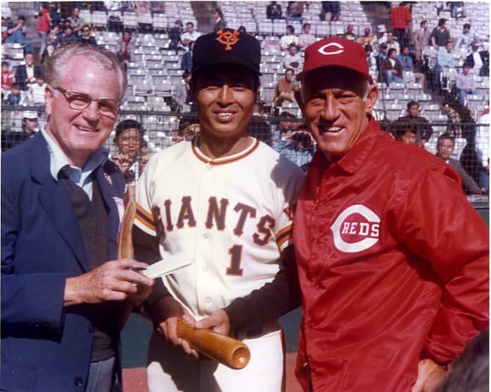 Fred Russell, Sadaharu Oh and Sparky Anderson in Tokyo, Japan in 1981 (public domain/Wikimedia Commons)