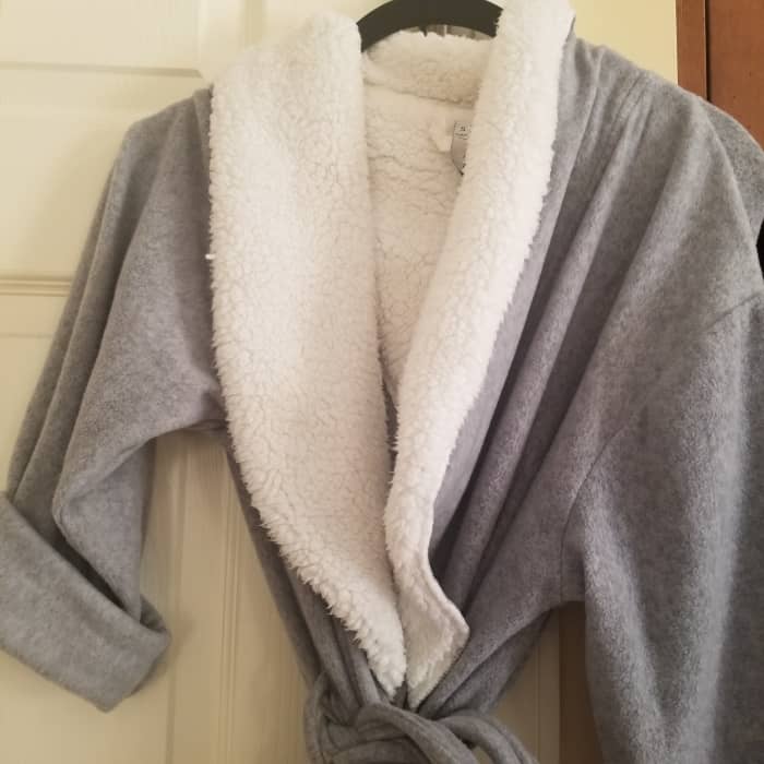 Robes are easy to put on and take off, and there are many sizes and weights, so you can find one that is suitable for any season.