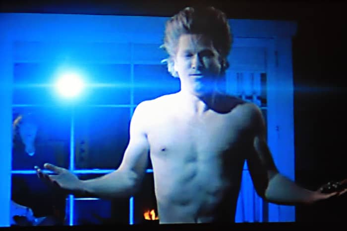 The hair standing on end in this scene where the Starman uses a 'power marble' was achieved quite simply. Jeff Bridges was filmed while suspended upside down!