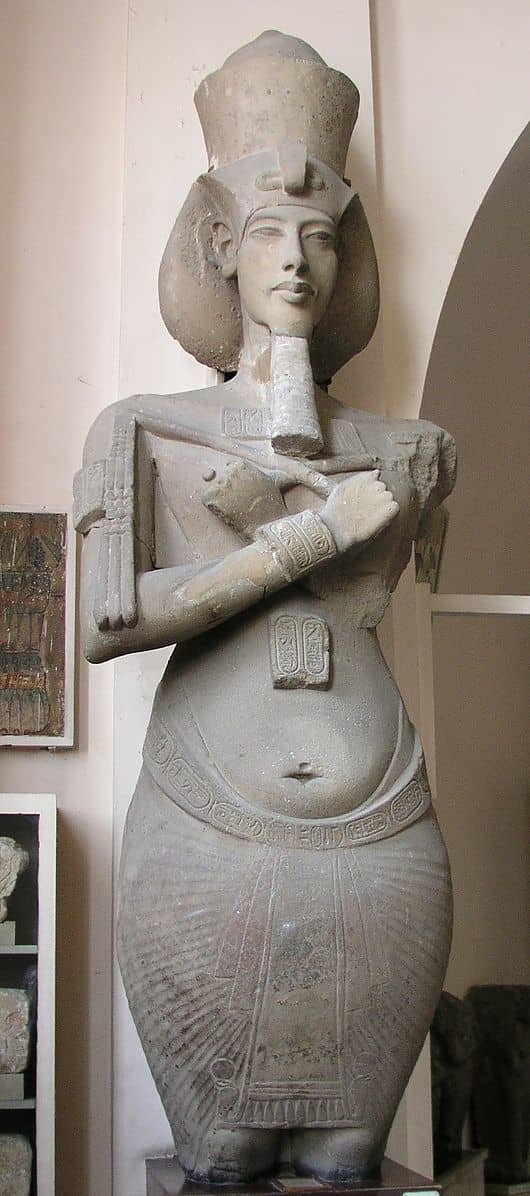 Akhenaton in a typical El Amarna Art style. His face is long and narrow, his shoulders narrow and hips wide.. Many see a feminine form in his body, but it's not known if this was an expression for a fruitful sun, and whether his body was like this.
