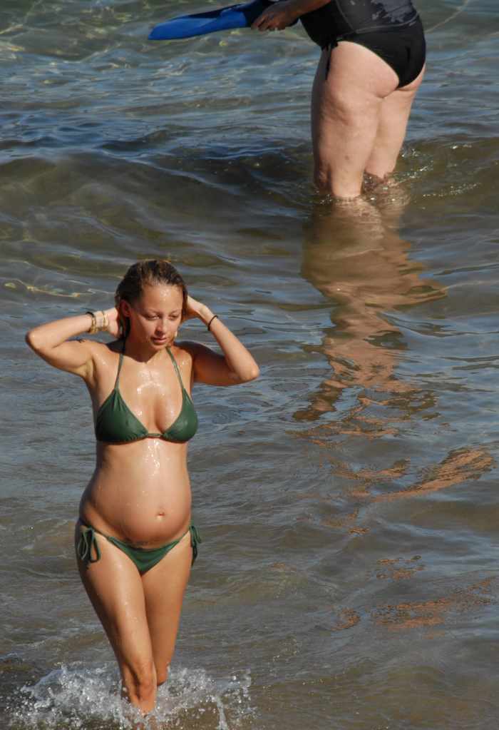 pregnant-celebrities-in-sexy-swimwear