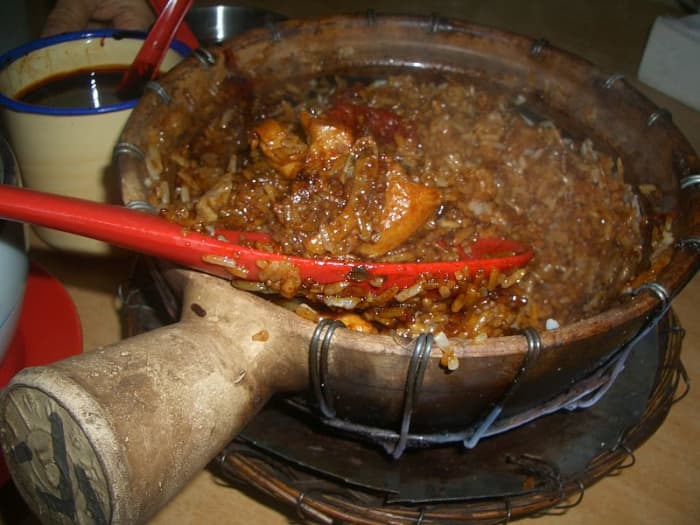 Singaporean chicken and rice cooking served in the unglazed clay pot in which it was cooked. This is a file from the Wikimedia Commons.