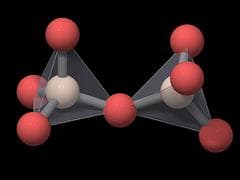 Quartz Crystal Structure - Red color balls represent oxygen atoms and the white color balls represent silicon